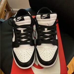 Men’s Nike Panda dunks Sneakers Size 9.5